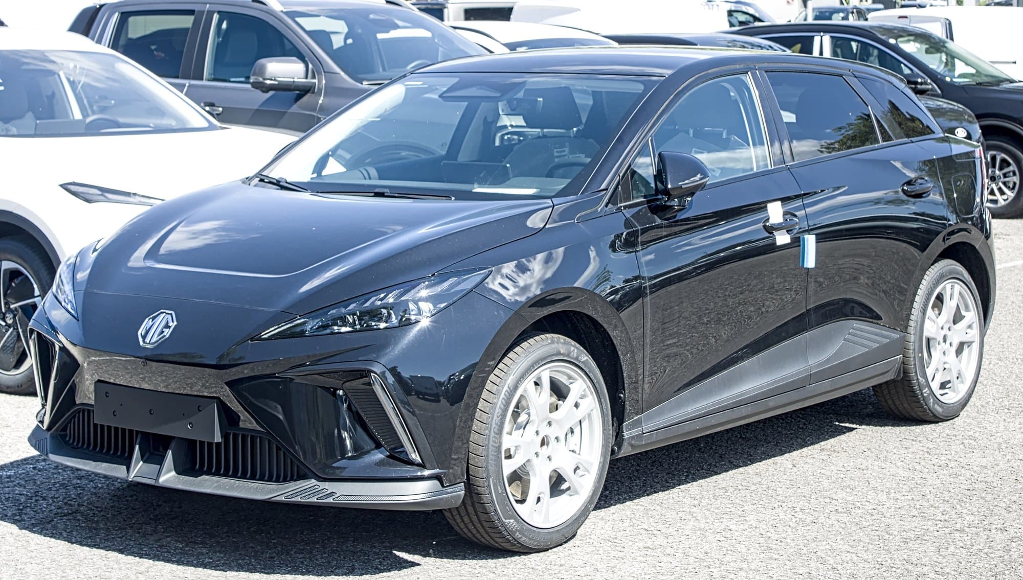 MG4 EV (Facelift 2026) in Schwarz, schräge Frontansicht